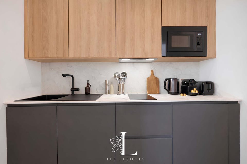 Coffee/tea facilities, microwave, oven, stove, toaster