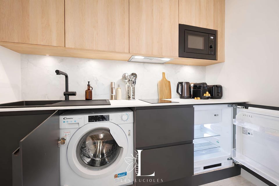 Coffee/tea facilities, Kitchen or kitchenette, stove, washing machine