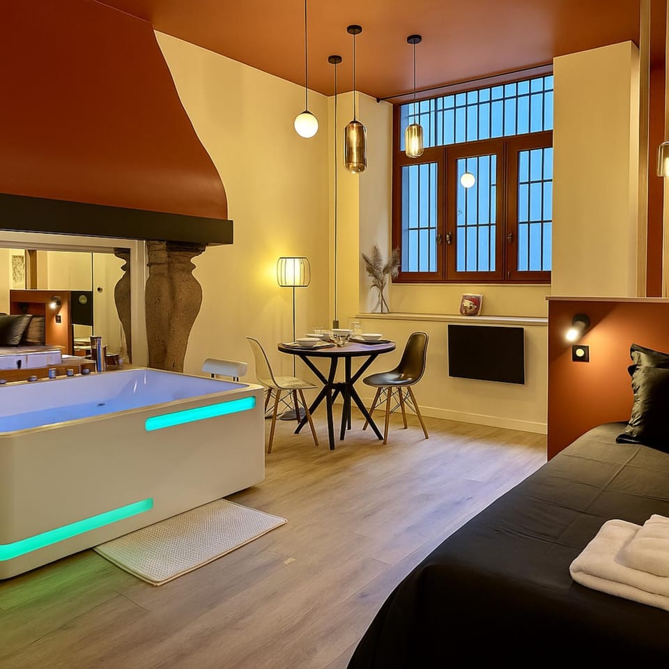 Bed, Living room, Photo of the whole room, Dining area, Bedroom