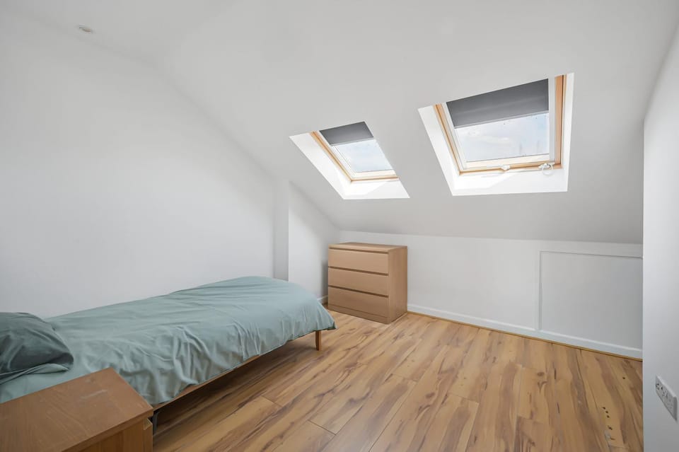 Contractors - Businesses - Families - Long term Stays - Free parking House in Croydon