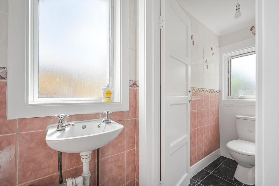 Contractors - Businesses - Families - Long term Stays - Free parking House in Croydon