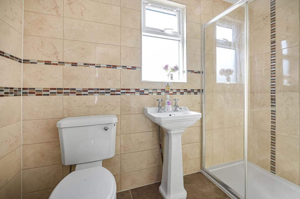 Contractors - Businesses - Families - Long term Stays - Free parking House in Croydon
