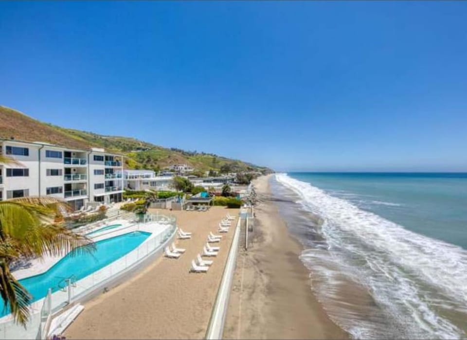 Oceanfront, Pool, Jacuzzi NO HWY Noise! Apartment in Malibu