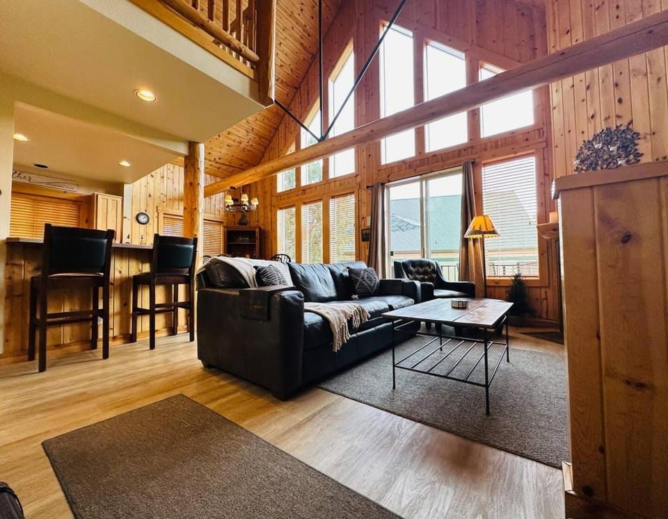 Creekside Chalet with private hot tub Chalet in Oregon