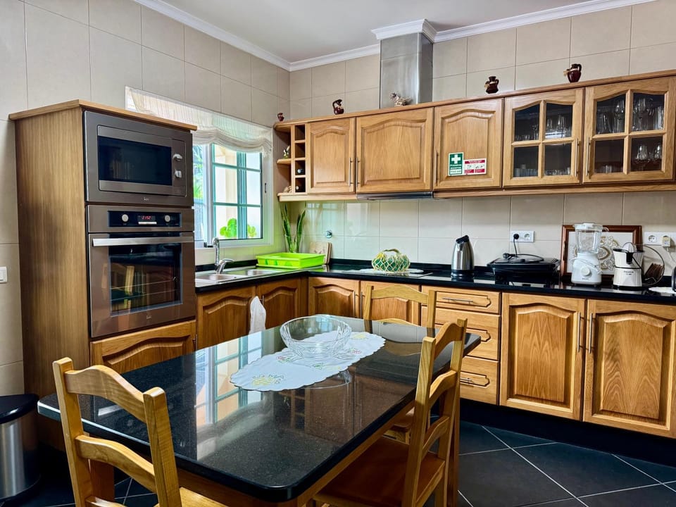 Kitchen or kitchenette, Dining area, microwave, oven, kitchen