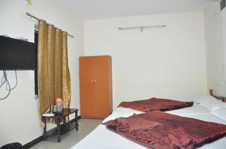 Bed, TV and multimedia, Bedroom