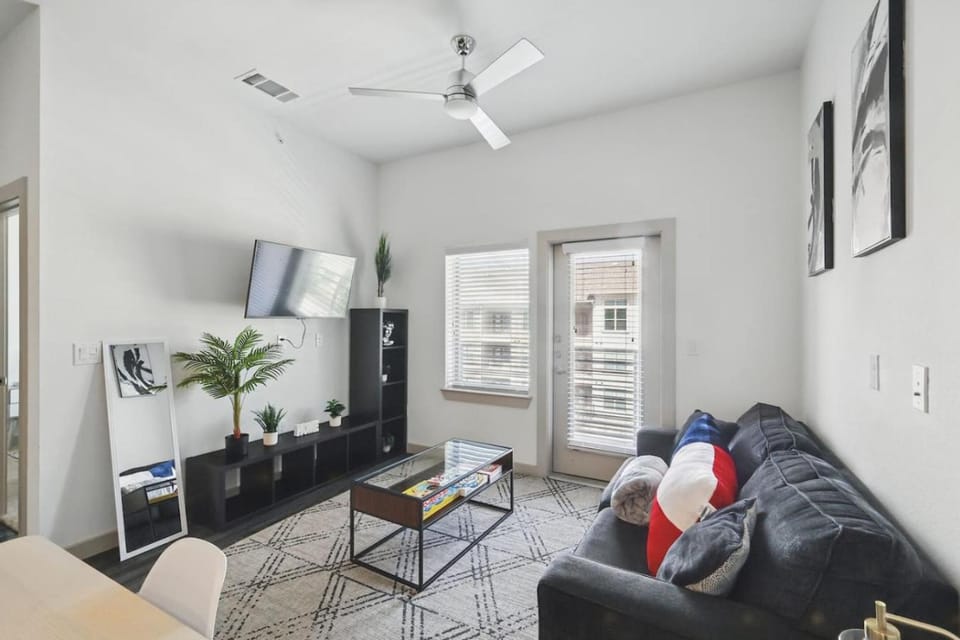 TV and multimedia, Living room, Seating area, Evening entertainment