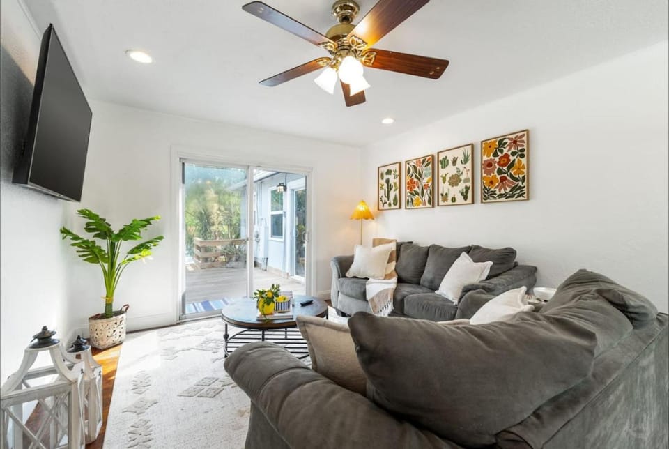 St Petes Beach House 3BR 2BA Sleeps 8 Pool Pickleball Games Grill House in St Petersburg
