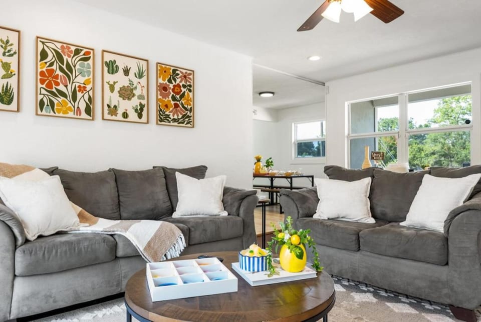 Living room, Seating area