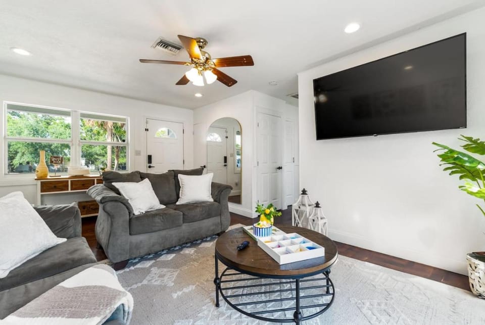 TV and multimedia, Living room, Seating area, Evening entertainment