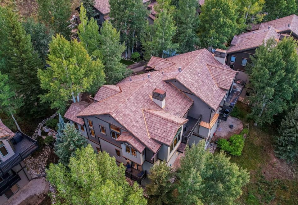 Spacious 4BR 4BA Mountain Retreat with Beaver Creek Shuttle House in Avon