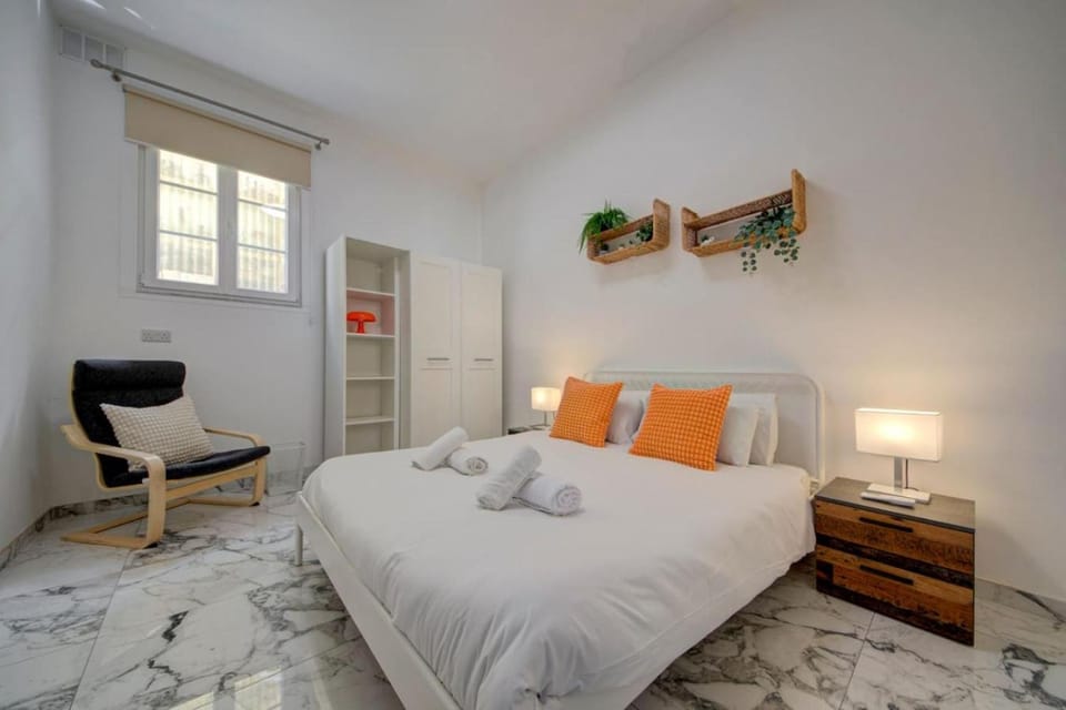 Photo of the whole room, Bedroom