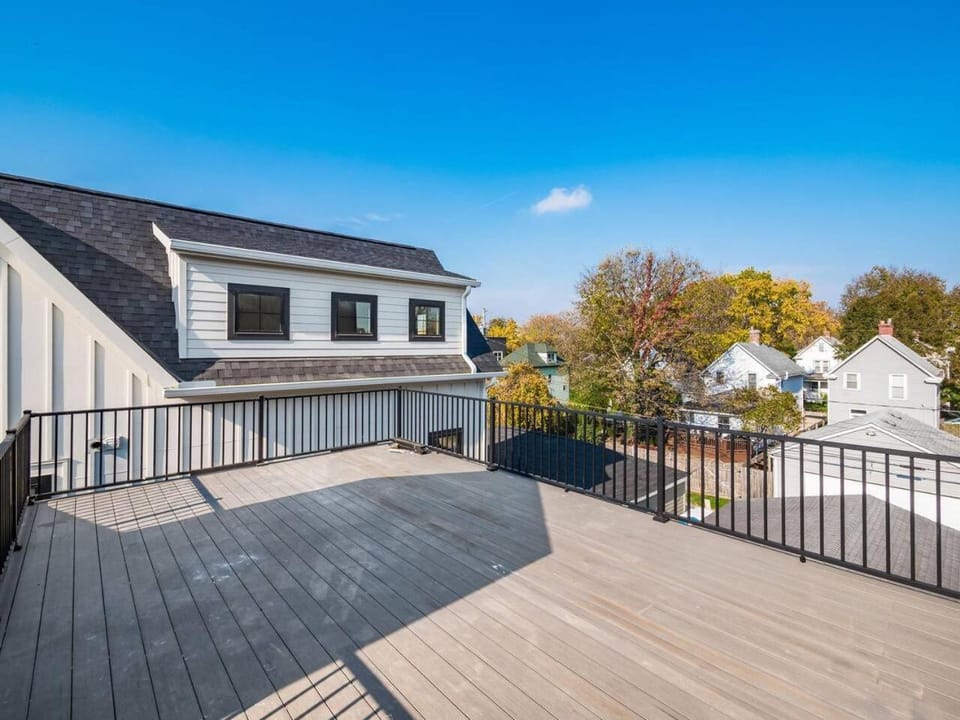 New Luxe Reno Hot Tub n Roof Top Terrace House in Ohio