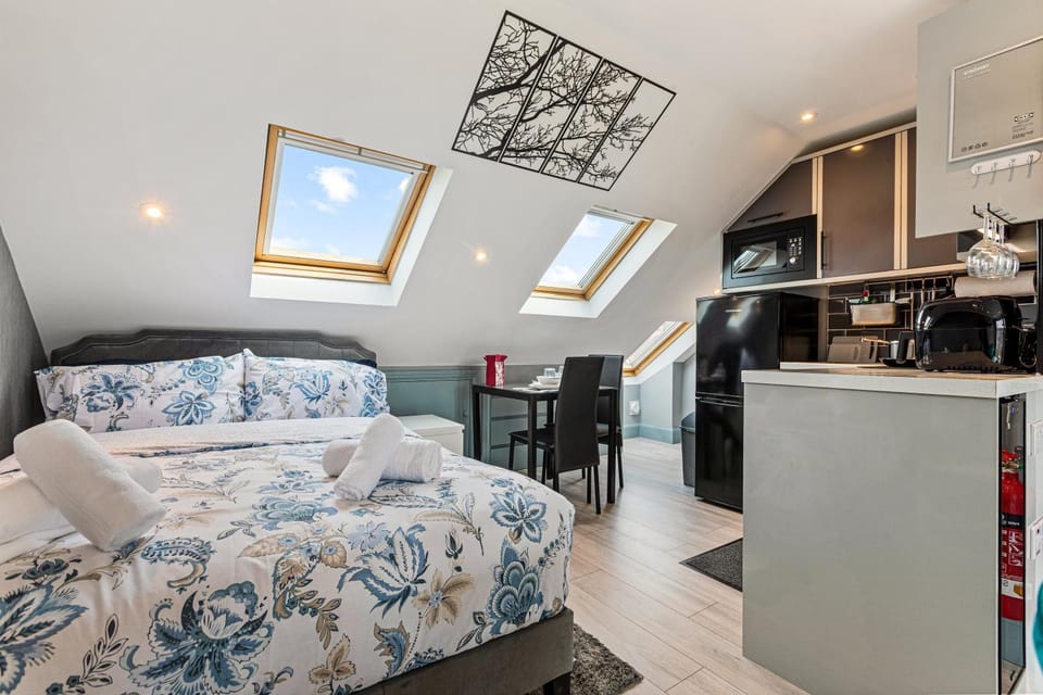 Bed, Kitchen or kitchenette, Seating area, Dining area, Bedroom, stove