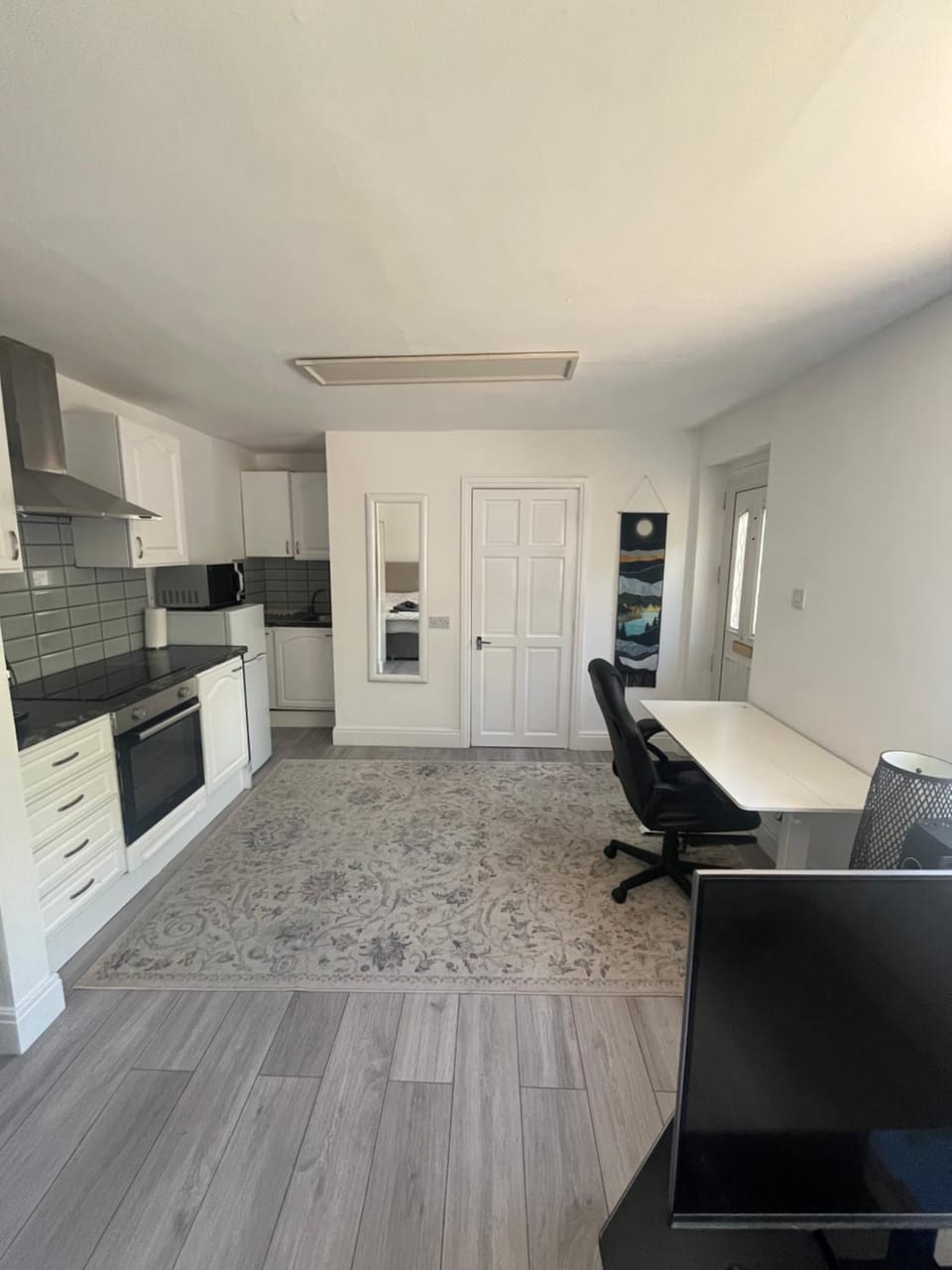 Kitchen or kitchenette, Seating area, Location, Parking, microwave, wardrobe