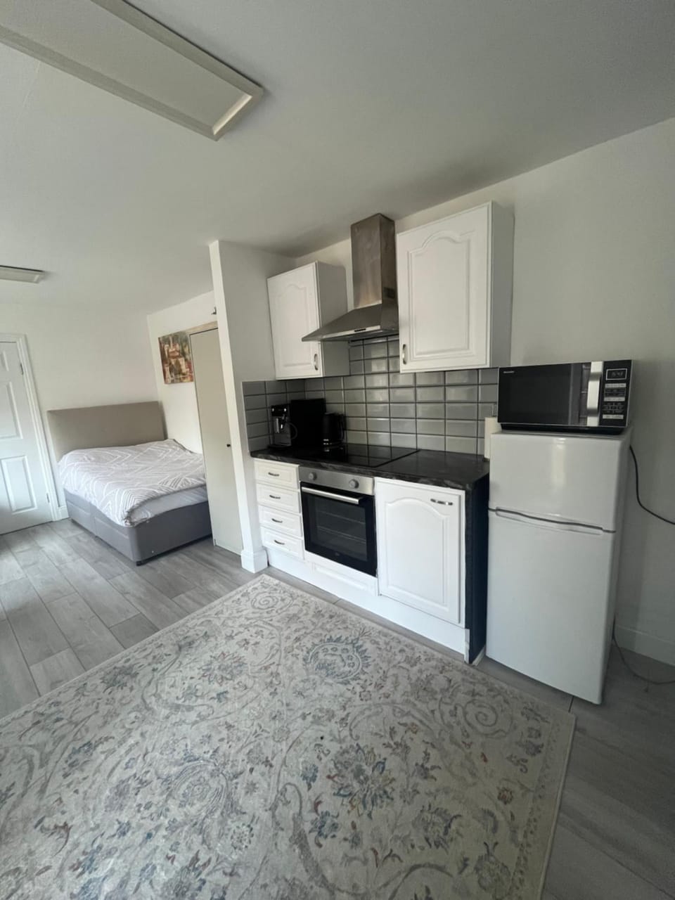 Bed, Coffee/tea facilities, Kitchen or kitchenette, stove