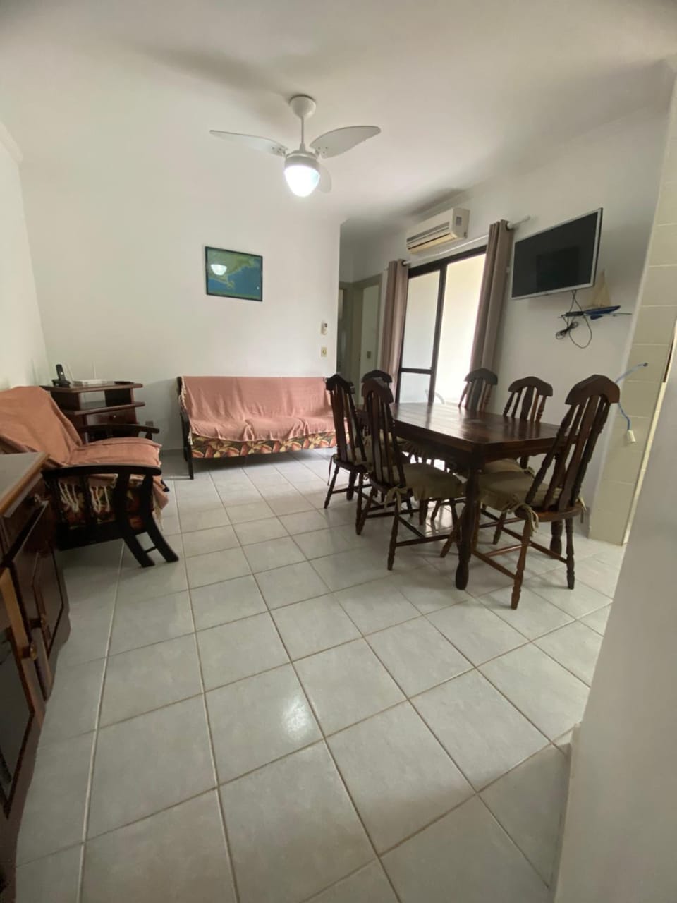 TV and multimedia, Living room, Seating area, Dining area, air conditioner