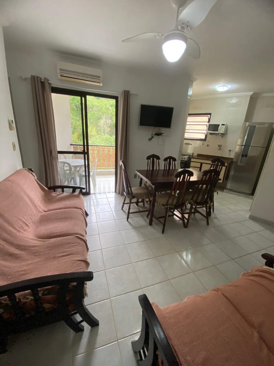 TV and multimedia, Kitchen or kitchenette, Living room, Photo of the whole room, Seating area, Dining area