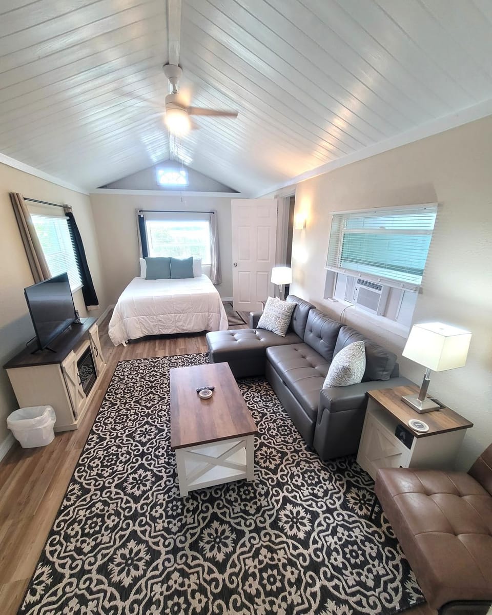 Bed, TV and multimedia, Living room, Photo of the whole room, Seating area, Bedroom, fireplace
