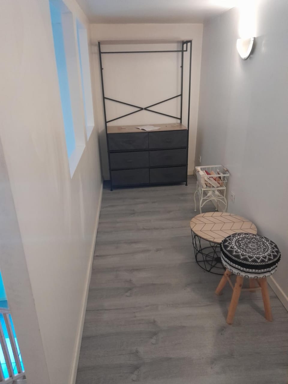 Bed, Seating area, Bedroom