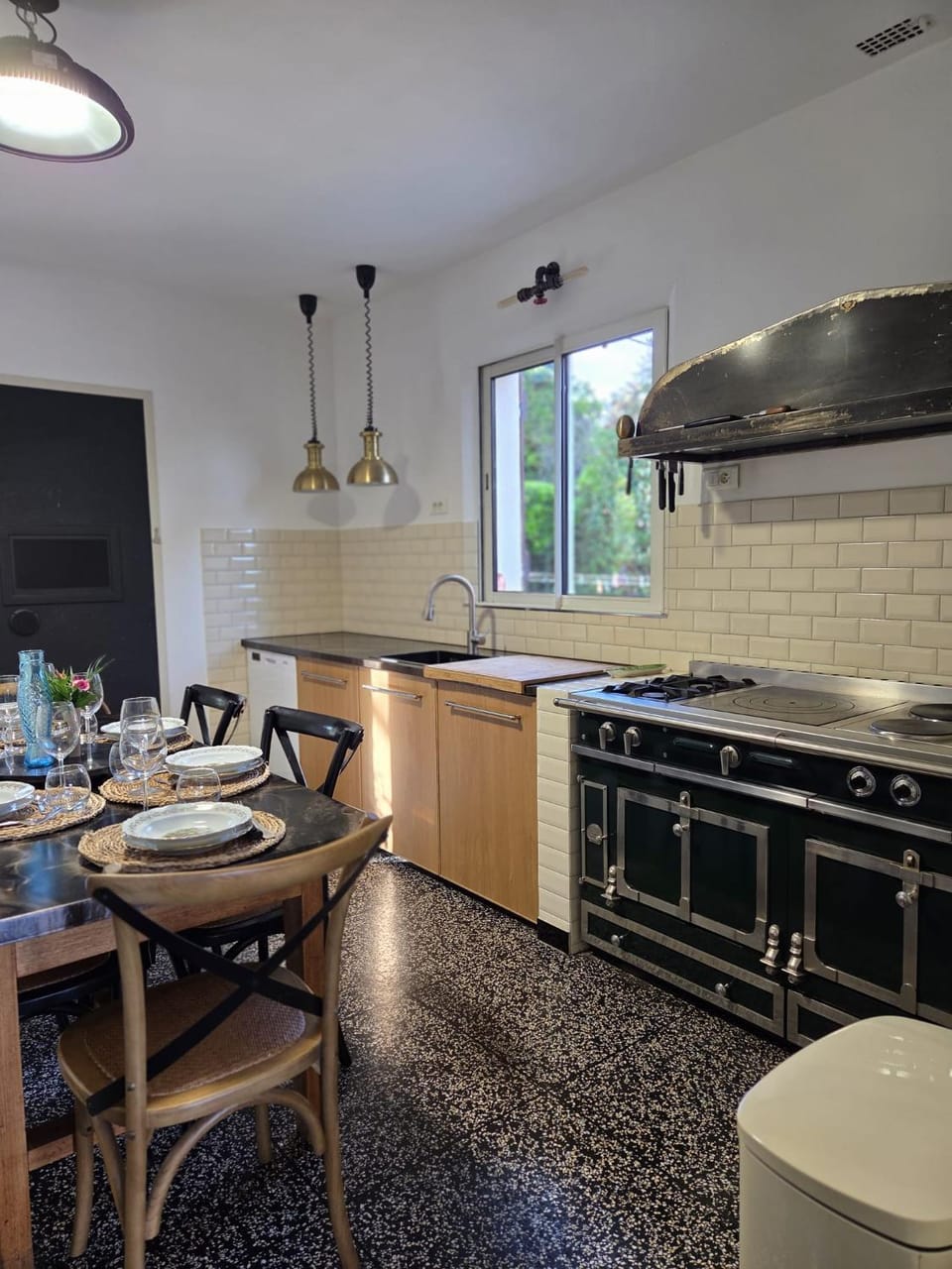 Kitchen or kitchenette, Dining area, stove