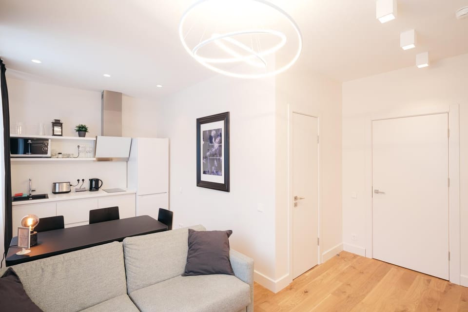 Coffee/tea facilities, Kitchen or kitchenette, Living room, Seating area, Dining area, stove