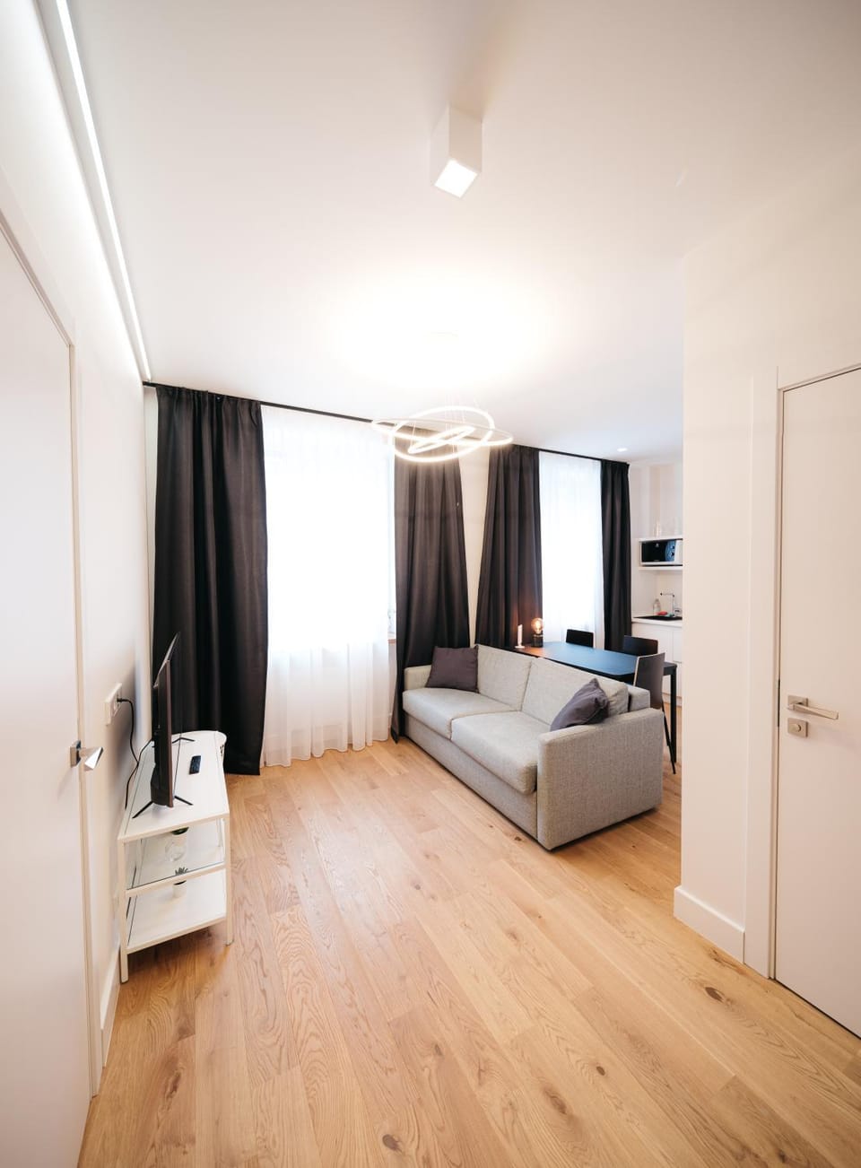 Bed, TV and multimedia, Living room, Photo of the whole room, Seating area