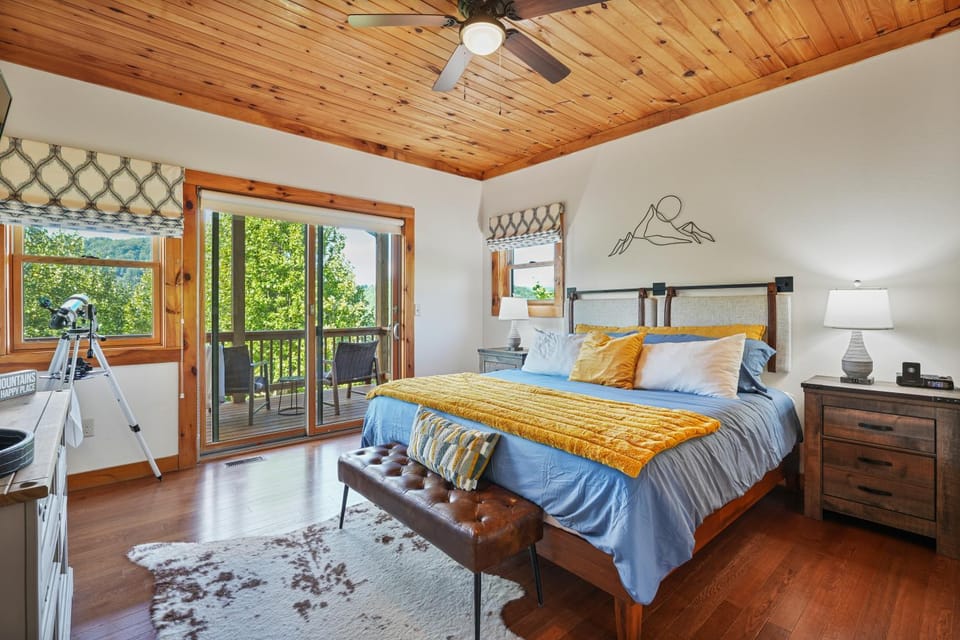 Bed, Balcony/Terrace, Bedroom, Mountain view