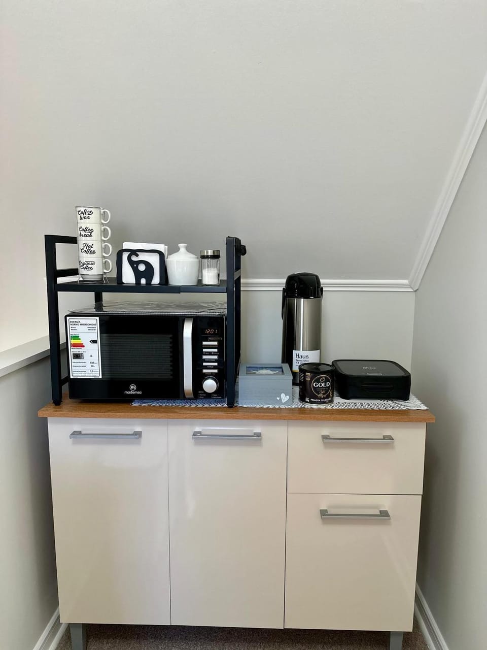 Coffee/tea facilities, Dining area