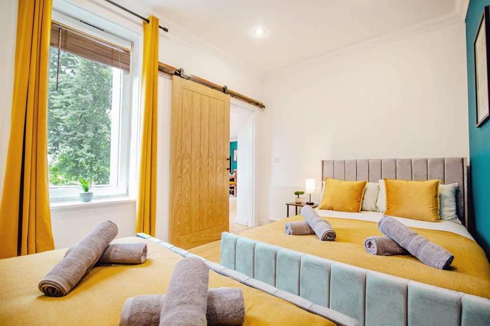 Bed, Photo of the whole room, Bedroom, towels