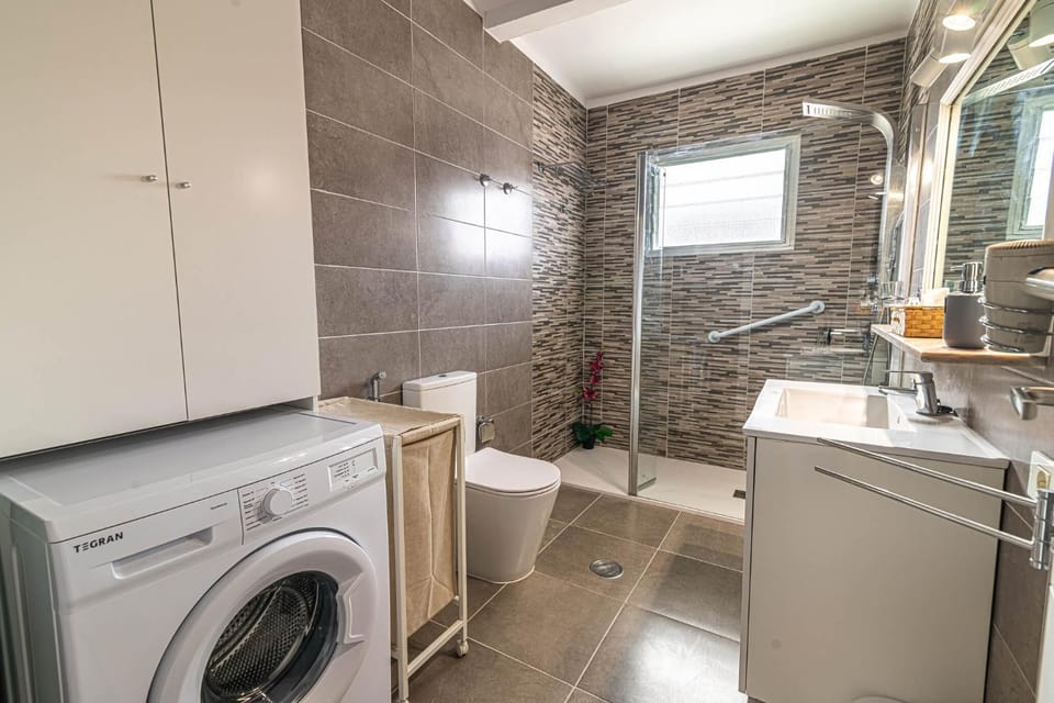Shower, Bathroom, towels, washing machine