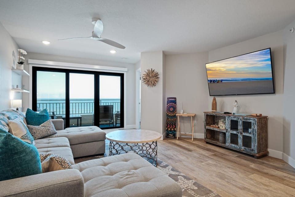 Stunning direct oceanfront condo with a balcony, hot tub, and heated pool House in Florida