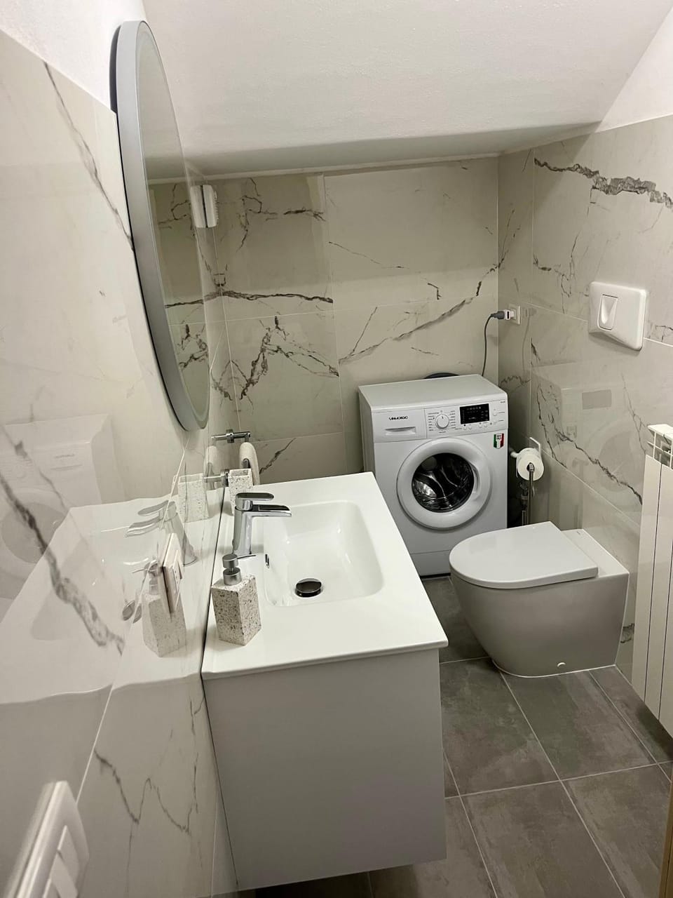Toilet, Bathroom, towels, washing machine