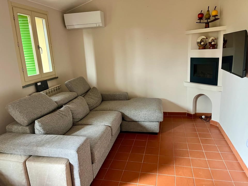 Communal lounge/ TV room, TV and multimedia, Living room, Evening entertainment, air conditioner