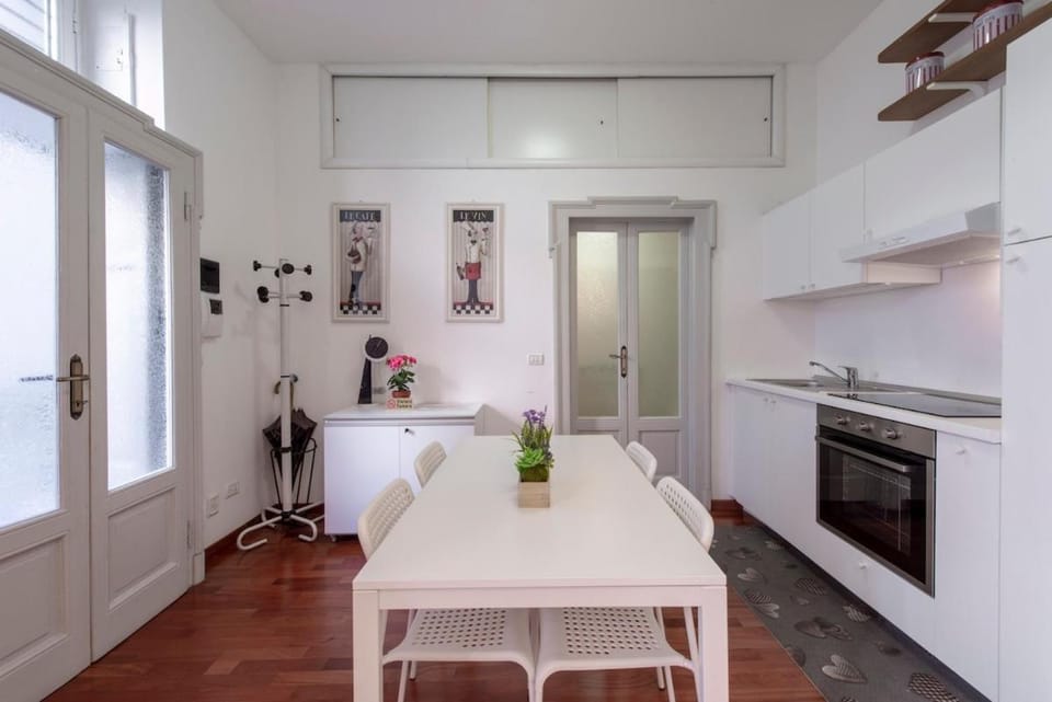 Kitchen or kitchenette, Dining area, stove