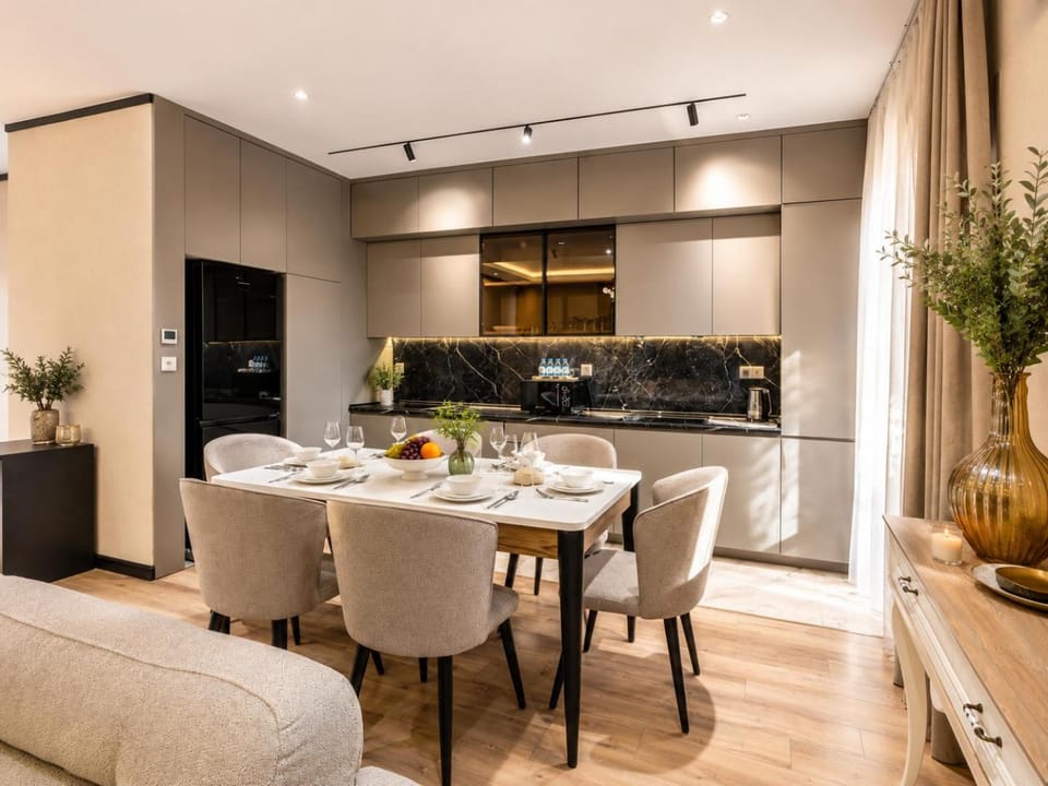 Kitchen or kitchenette, Living room, Food and drinks, Seating area, Dining area, Food, pet friendly