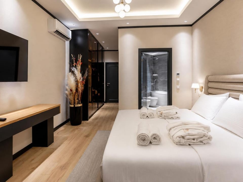 Bed, TV and multimedia, Photo of the whole room, Bedroom, towels, wardrobe, air conditioner