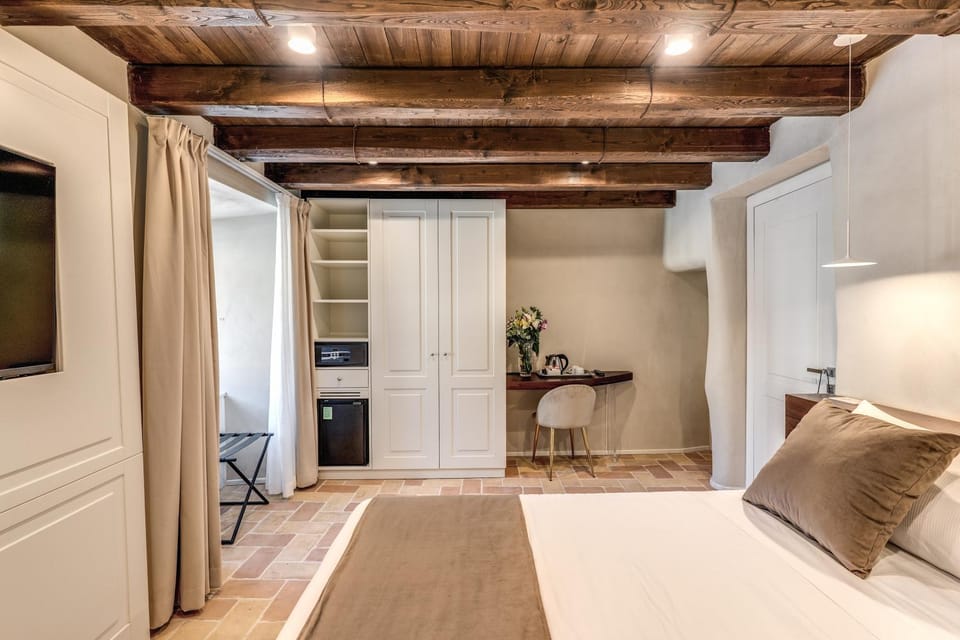 Bed, TV and multimedia, Photo of the whole room, Bedroom, minibar, safe, wardrobe