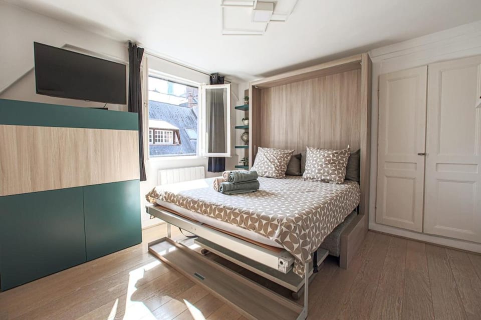 Bed, Photo of the whole room