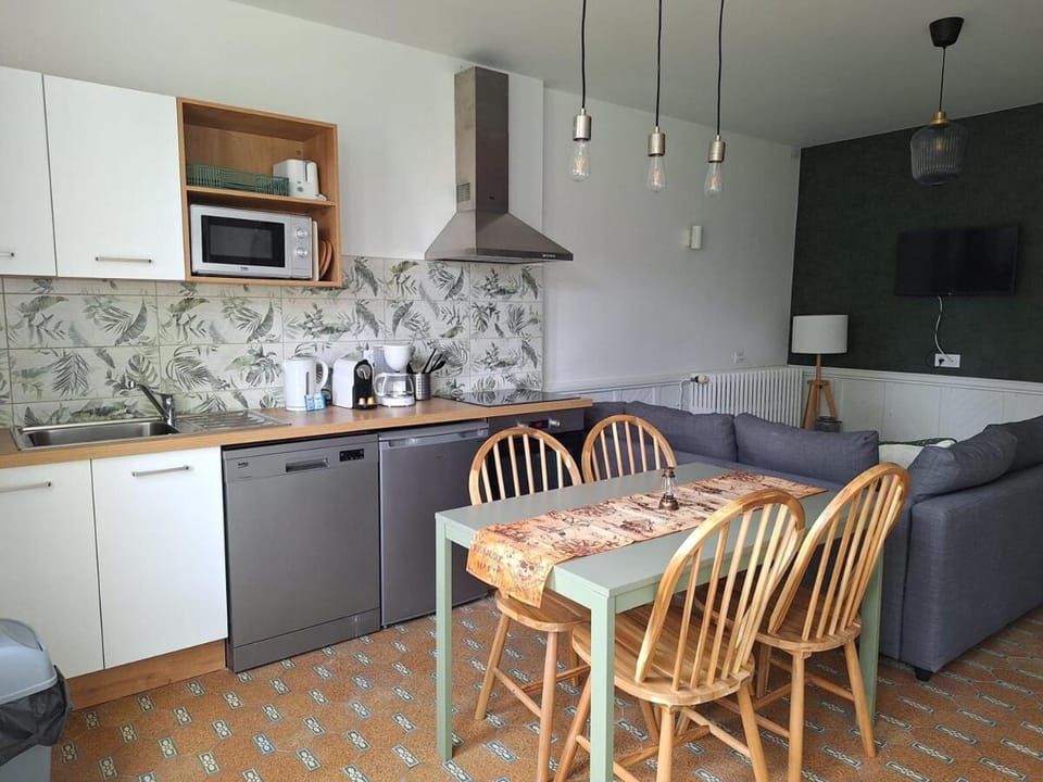 Kitchen or kitchenette, Living room, Seating area, Dining area, dishwasher, oven, stove