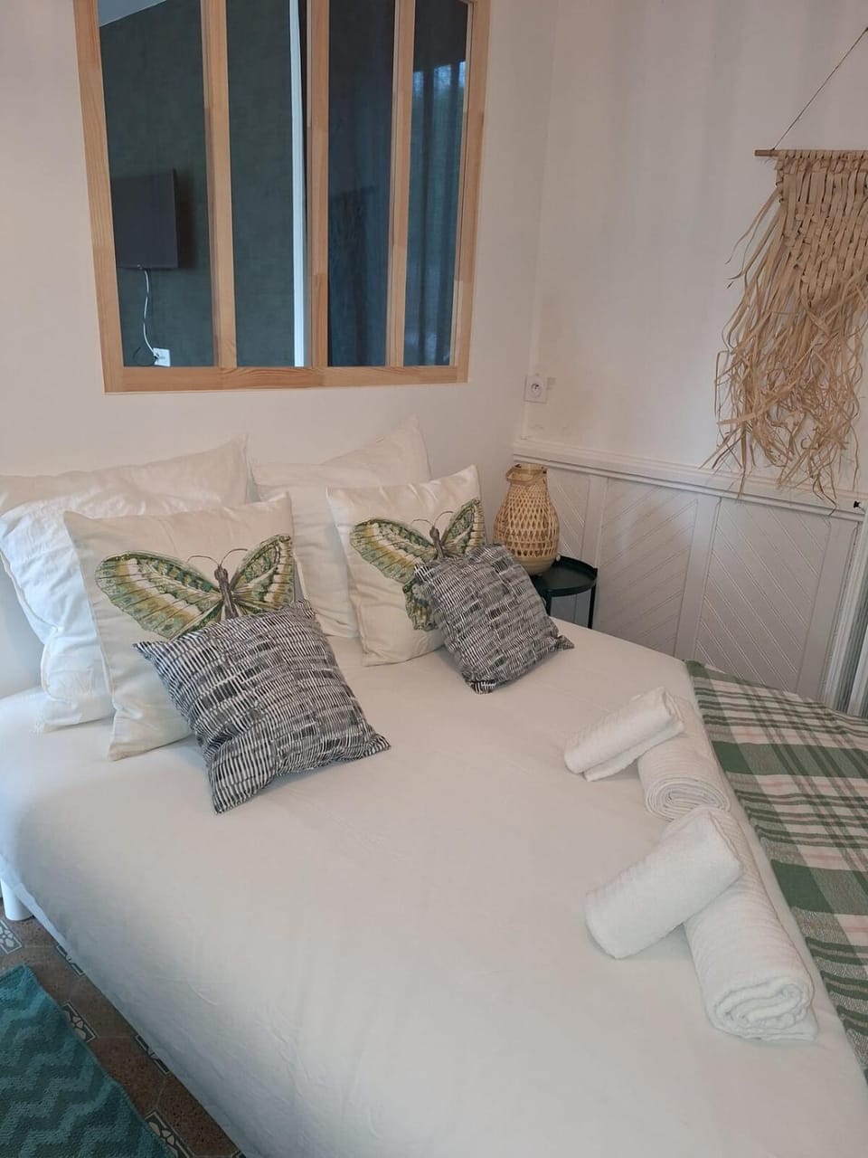 Bed, Photo of the whole room, Bedroom, towels