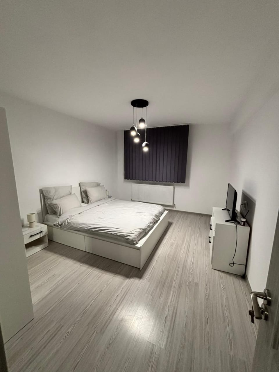 Bed, TV and multimedia, Bedroom