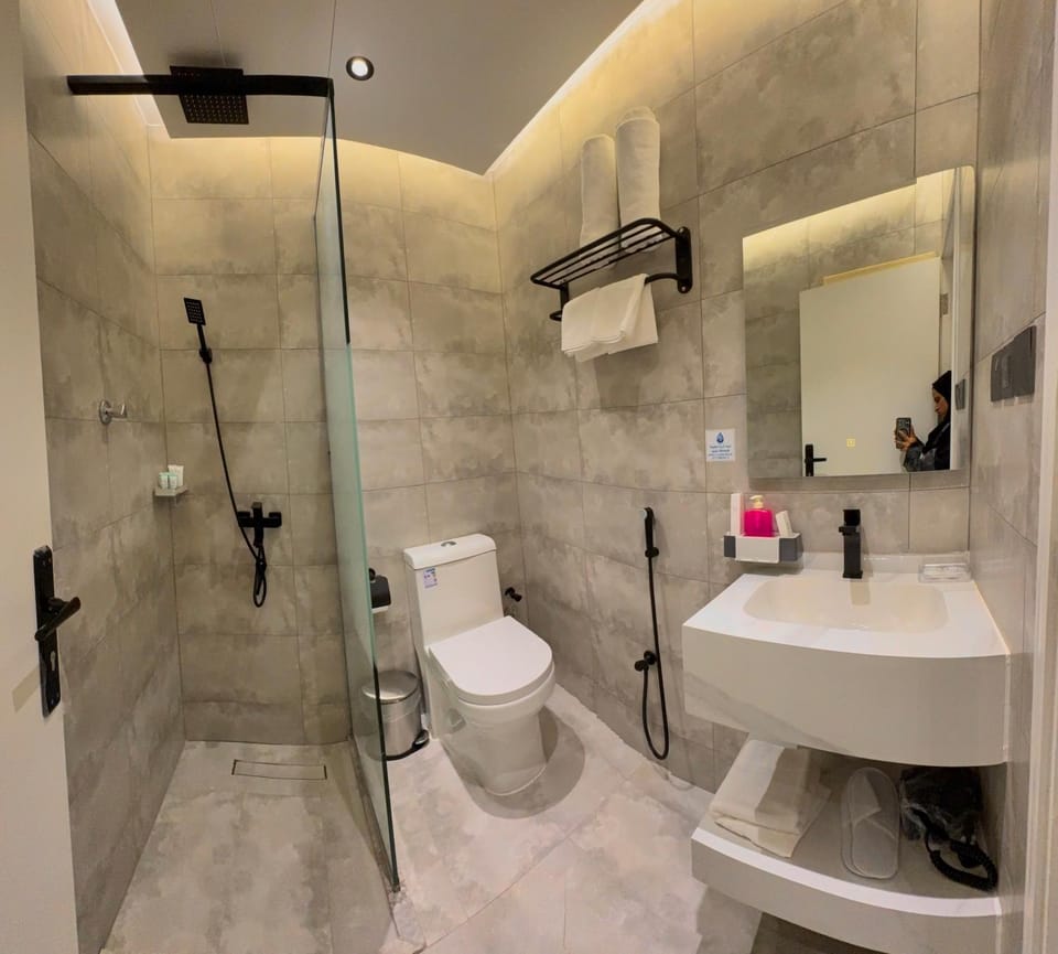 Shower, Toilet, Bathroom, bidet, towels