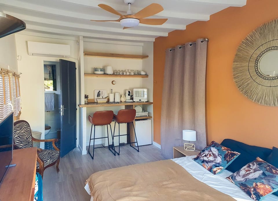 Toilet, Bed, Night, Bedroom