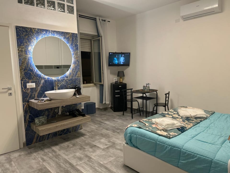 Bed, TV and multimedia, Photo of the whole room, Dining area, towels, air conditioner