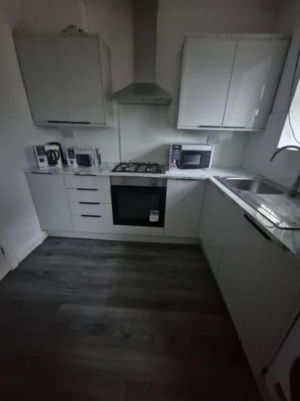 Kitchen or kitchenette, dishwasher, oven, toaster