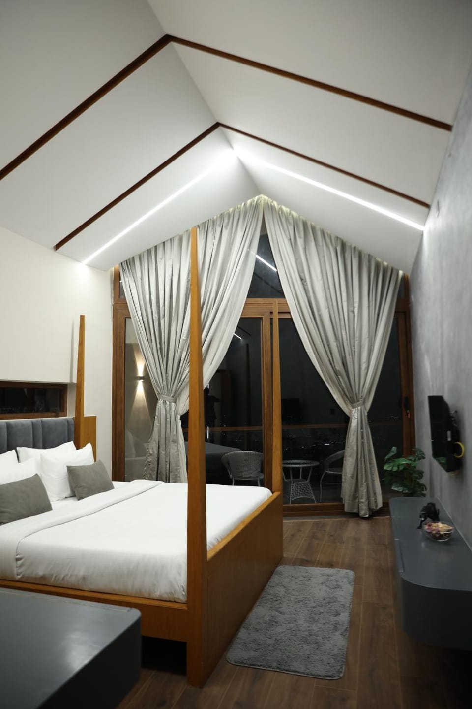 Bed, Living room, Photo of the whole room, Seating area, Bedroom