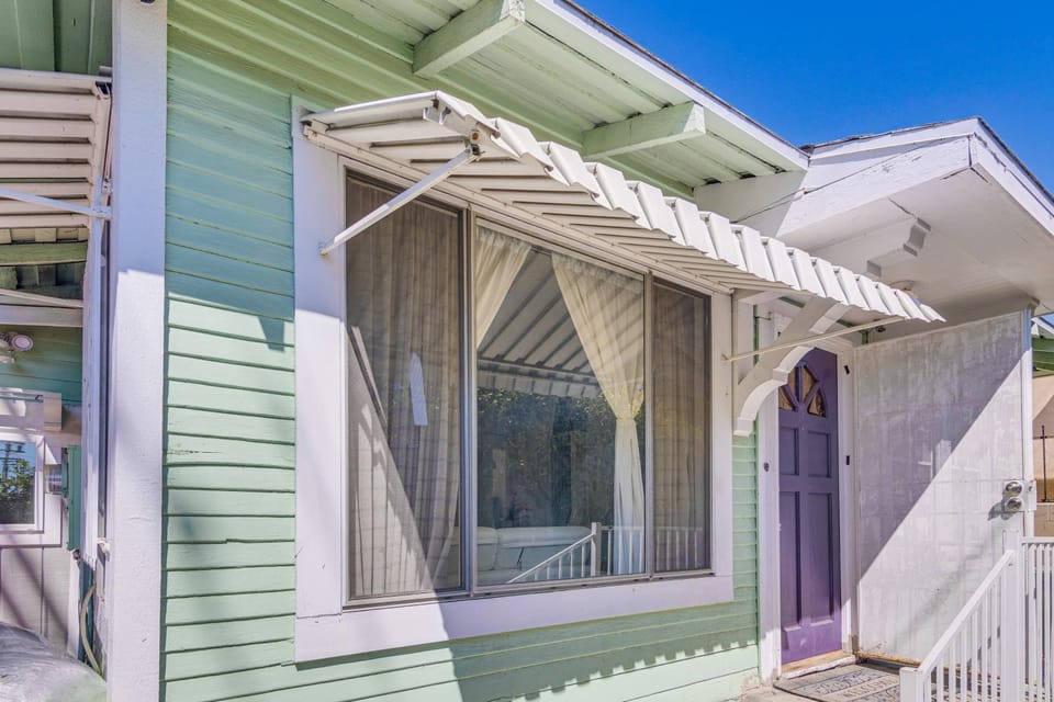Walk to Eats! Commuter-Friendly Apt in Van Nuys Apartment in Van Nuys