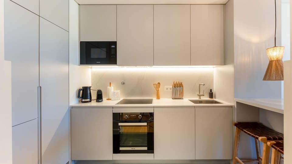 Coffee/tea facilities, Kitchen or kitchenette, oven, stove