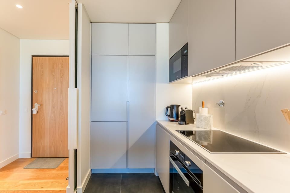 Coffee/tea facilities, Kitchen or kitchenette, oven, stove